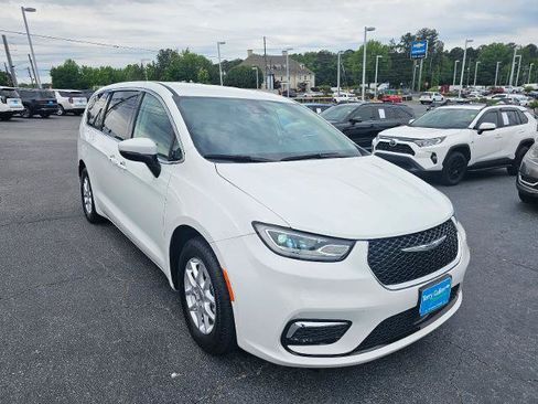 Used 2023 Chrysler Pacifica Touring-L FWD image 32
