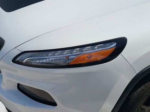 Used 2018 Jeep Cherokee Limited AWD/4WD image 35