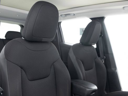 Used 2018 Jeep Renegade Altitude w/ UConnect 8.4 Nav Group AWD/4WD image 26