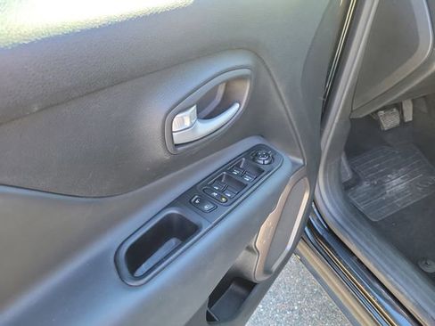 Used 2023 Jeep Renegade Latitude image 11