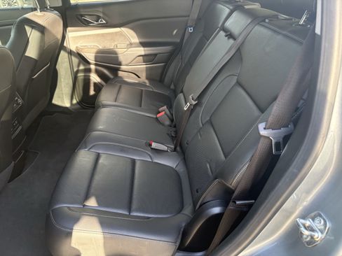 Used 2023 GMC Acadia SLT AWD/4WD image 2