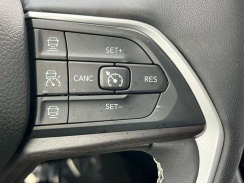 Used 2023 Jeep Grand Cherokee Limited w/ Black Appearance Package AWD/4WD image 39