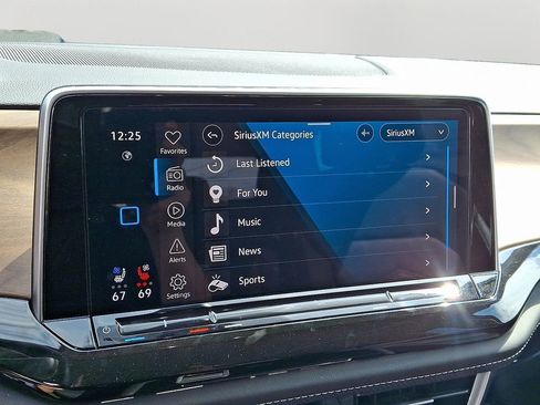 Used 2025 Volkswagen Atlas SE image 17