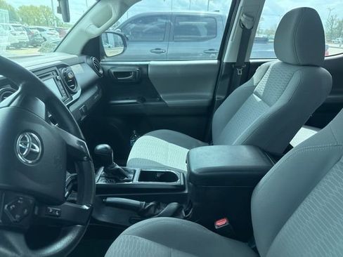 Used 2017 Toyota Tacoma SR image 3
