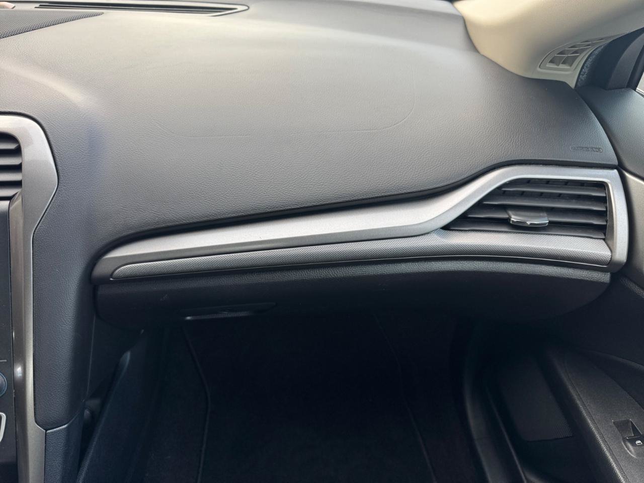 Used 2019 Ford Fusion SE FWD image 22