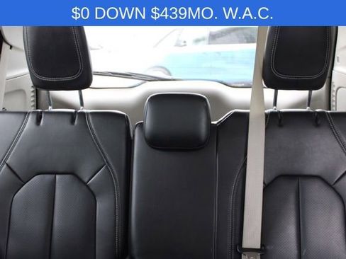 Used 2023 Chrysler Pacifica Touring-L image 28