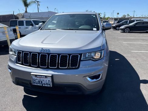 Used 2018 Jeep Grand Cherokee Laredo RWD image 3