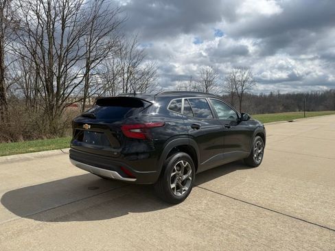 Used 2025 Chevrolet Trax LT w/ LT Convenience Package image 3