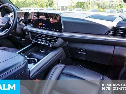 Used 2025 Chevrolet Suburban Z71 AWD/4WD image 27