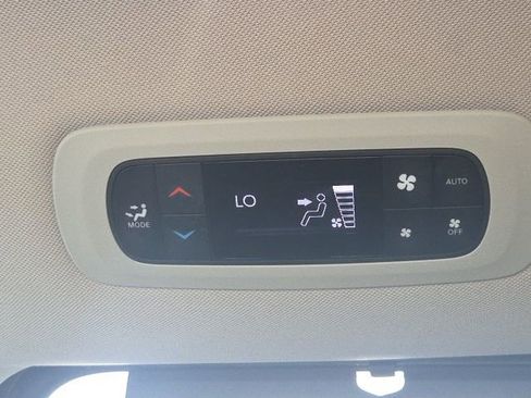 Used 2023 Chrysler Pacifica Touring-L image 21