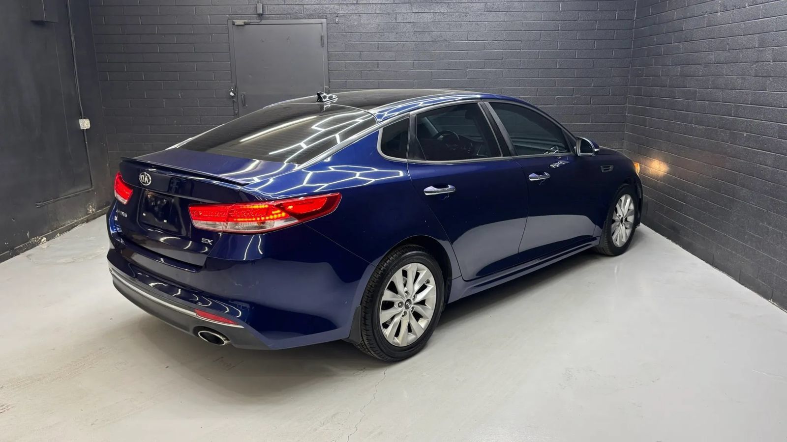 Used 2018 Kia Optima EX w/ Premium Package FWD image 4