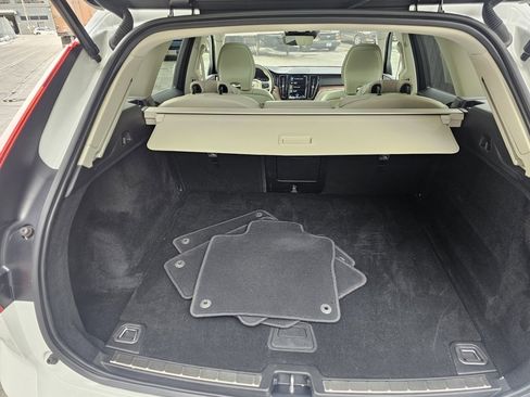 Used 2021 Volvo XC60 T5 Momentum image 7