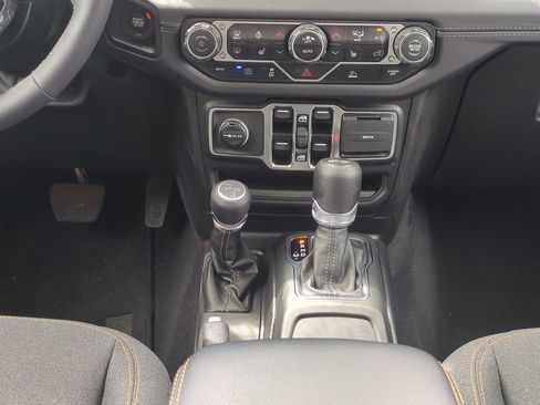 Used 2025 Jeep Wrangler Unlimited Sahara image 20