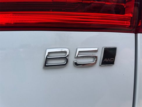 Certified 2022 Volvo XC60 B5 Momentum w/ Climate Package image 9