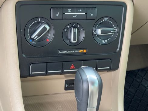 Used 2016 Volkswagen Beetle 1.8T SE w/ Lighting Package image 26