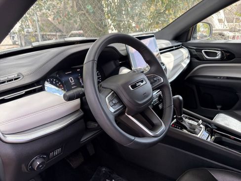 Used 2025 Jeep Compass Limited image 30