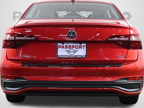 Used 2024 Volkswagen Jetta SE image 8