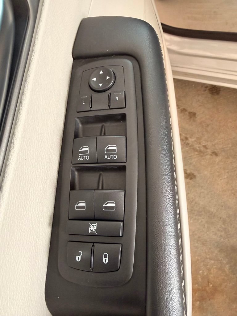 Used 2024 Chrysler Pacifica Touring-L FWD image 10