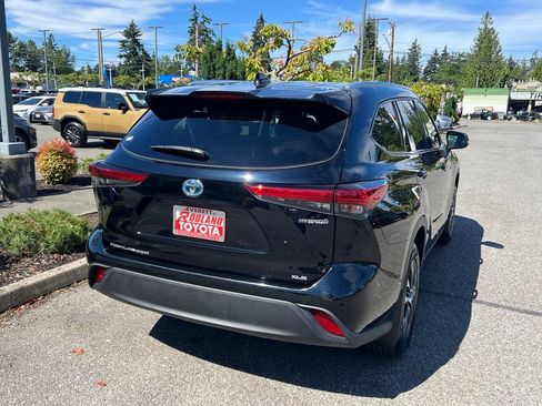 Used 2021 Toyota Highlander XLE AWD/4WD image 7