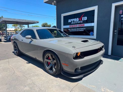 Used 2018 Dodge Challenger SRT Hellcat RWD image 1