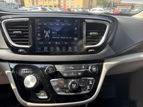 Used 2020 Chrysler Pacifica Touring-L Plus FWD image 17