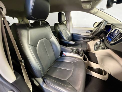 Used 2022 Chrysler Pacifica Touring-L image 29