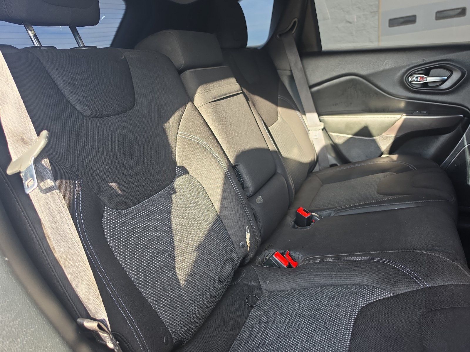 Used 2019 Jeep Cherokee Latitude w/ Cold Weather Group AWD/4WD image 16