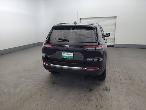 Used 2023 Jeep Grand Cherokee Laredo AWD/4WD image 7