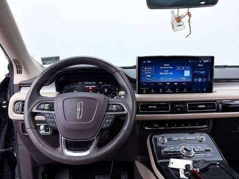 Used 2023 Lincoln Nautilus FWD w/ Premium Package image 5