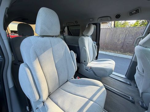 Used 2013 Toyota Sienna LE w/ Towing Pkg AWD/4WD image 28