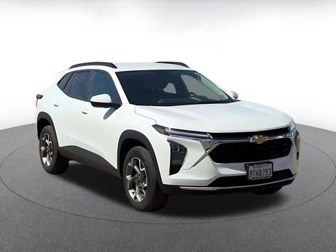 Used 2025 Chevrolet Trax LT w/ LT Convenience Package image 3