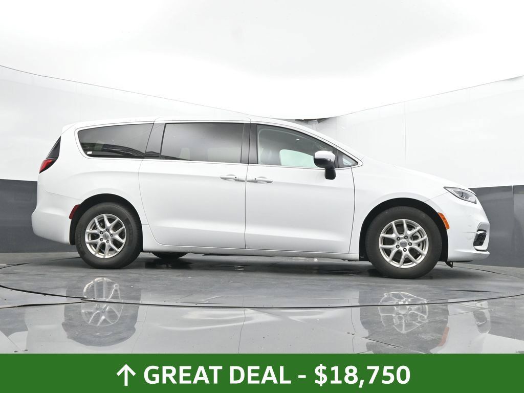 Used 2023 Chrysler Pacifica Touring-L FWD image 44
