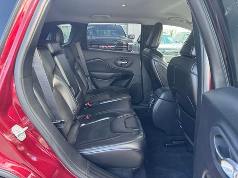 Used 2019 Jeep Cherokee Latitude Plus FWD image 19
