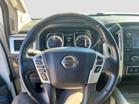 Used 2018 Nissan Titan SL image 11