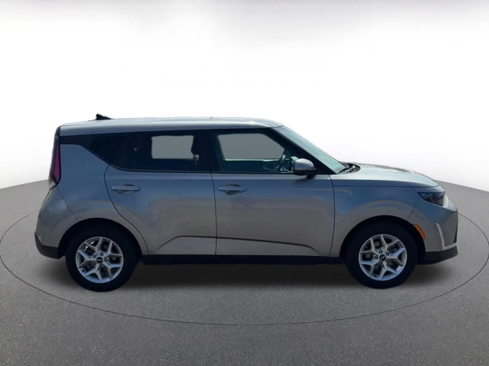 Used 2025 Kia Soul LX w/ LX Technology Package FWD image 15