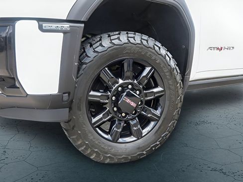 Used 2025 GMC Sierra 2500 AT4 w/ AT4 Premium Plus Package AWD/4WD image 3