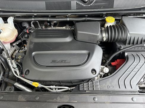 Used 2025 Chrysler Pacifica Select FWD image 32