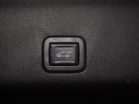 Used 2022 GMC Yukon XL SLT image 9