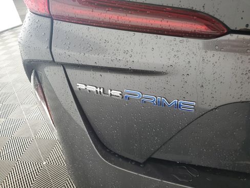 Used 2017 Toyota Prius Prime Advanced image 31