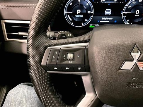 Used 2024 Mitsubishi Outlander SE image 24