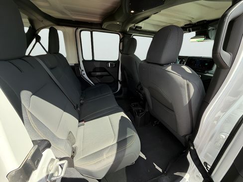 Used 2025 Jeep Wrangler Unlimited Sahara AWD/4WD image 25