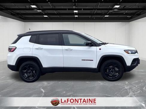Used 2023 Jeep Compass Trailhawk image 6