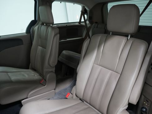 Used 2014 Chrysler Town & Country Touring-L w/ Driver Convenience Group image 10