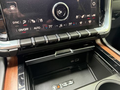 Used 2025 GMC Yukon Denali AWD/4WD image 33