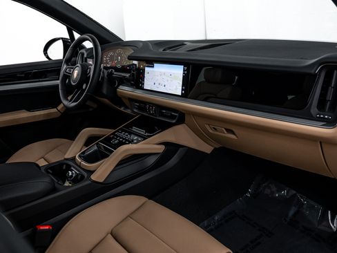 Certified 2026 Porsche Cayenne AWD/4WD image 16