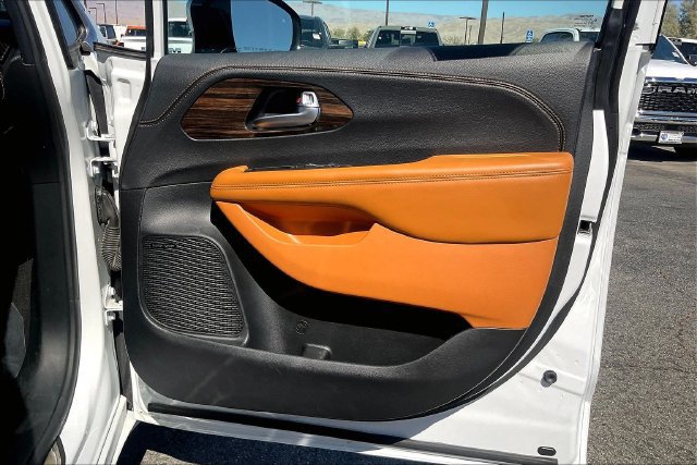 Used 2023 Chrysler Pacifica Pinnacle FWD image 23