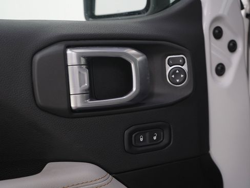 Used 2022 Jeep Wrangler Unlimited Sahara AWD/4WD image 21