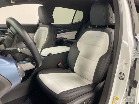 Used 2025 Chevrolet Equinox EV LT image 11