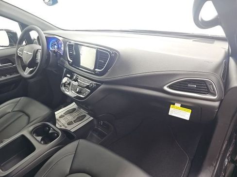 New 2026 Chrysler Pacifica Select image 11