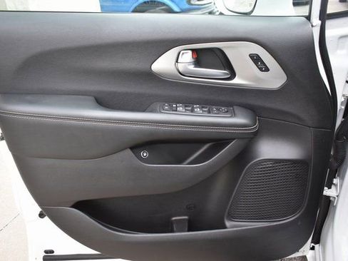 Used 2021 Chrysler Pacifica Limited w/ S Appearance Package image 14